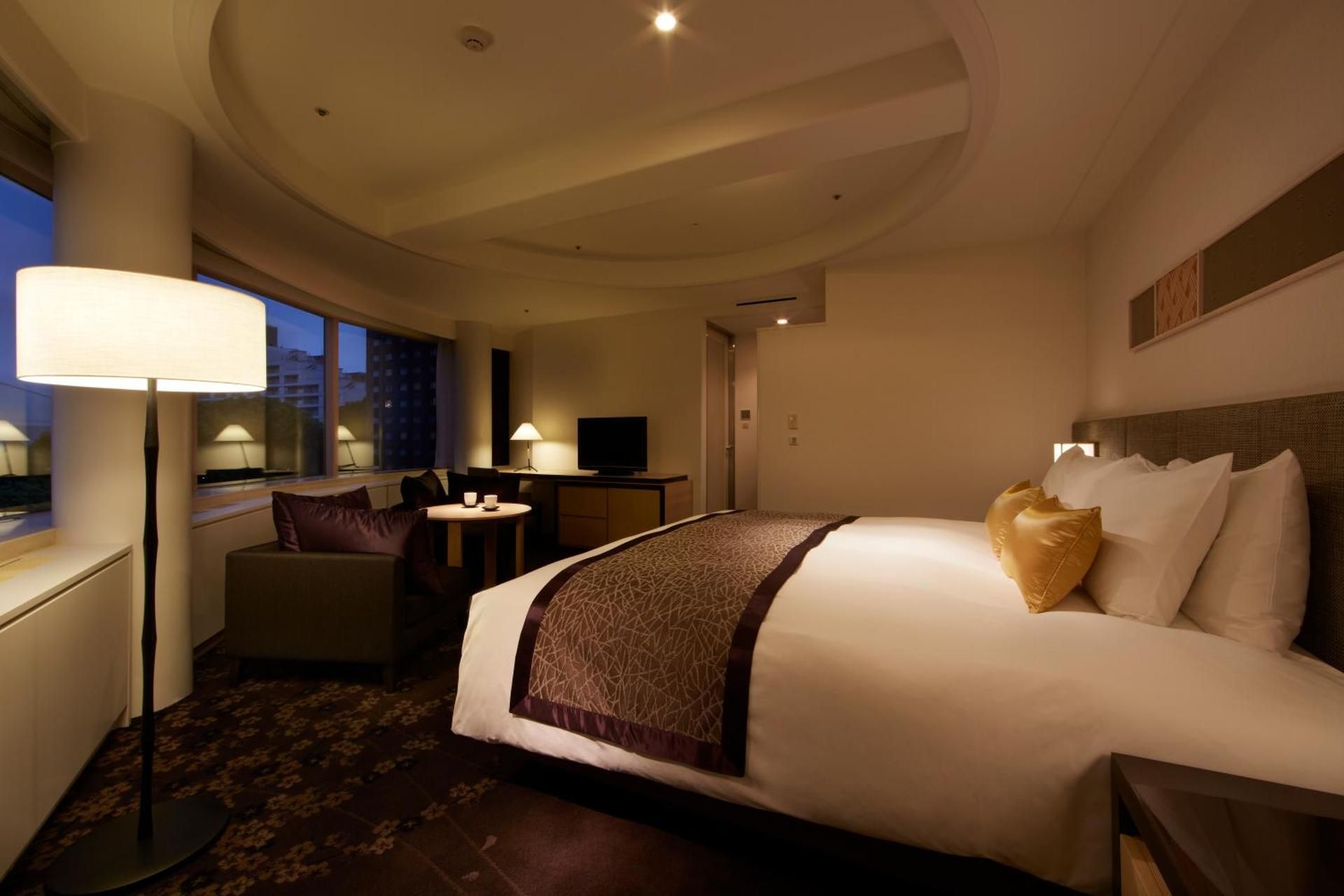 Junior Suite King (Non-Smoking) with Sauna Access