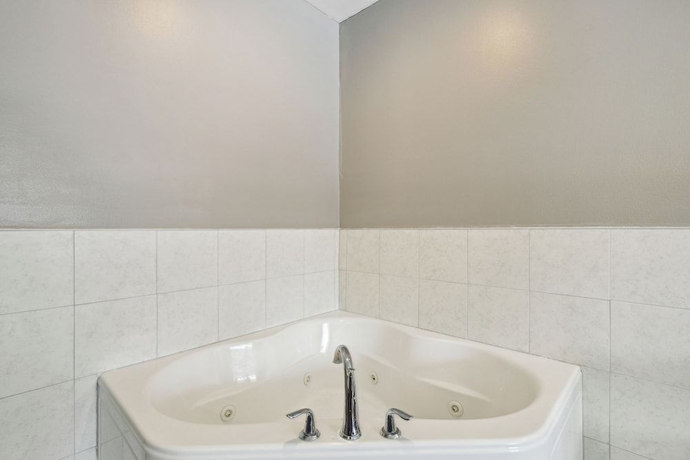 Standard Room, 1 Queen Bed, Jetted Tub