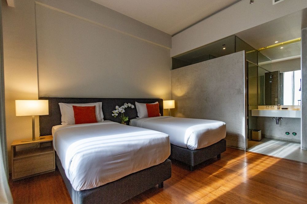 Privato Quezon City Executive Twin Room 9