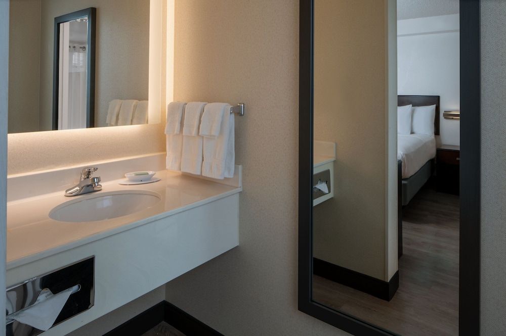 Suite, 1 Bedroom (Mobility/Hearing Access, Roll-In Shwr)
