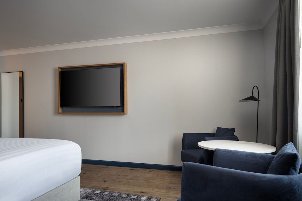Edinburgh Marriott Hotel Holyrood Deluxe Twin Room, 2 Twin Beds 6