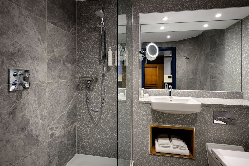 Edinburgh Marriott Hotel Holyrood Deluxe Twin Room, 2 Twin Beds 4