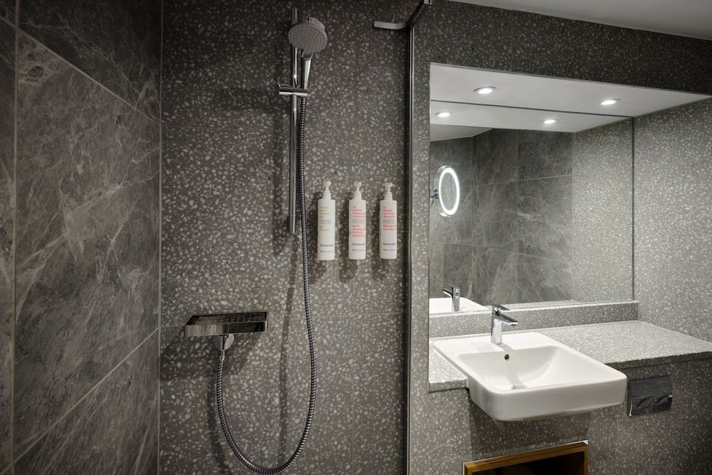 Edinburgh Marriott Hotel Holyrood Deluxe Twin Room, 2 Twin Beds 5