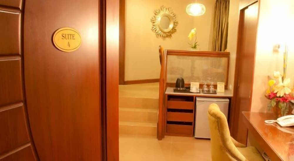 Royal Garden Hotel Suite 12