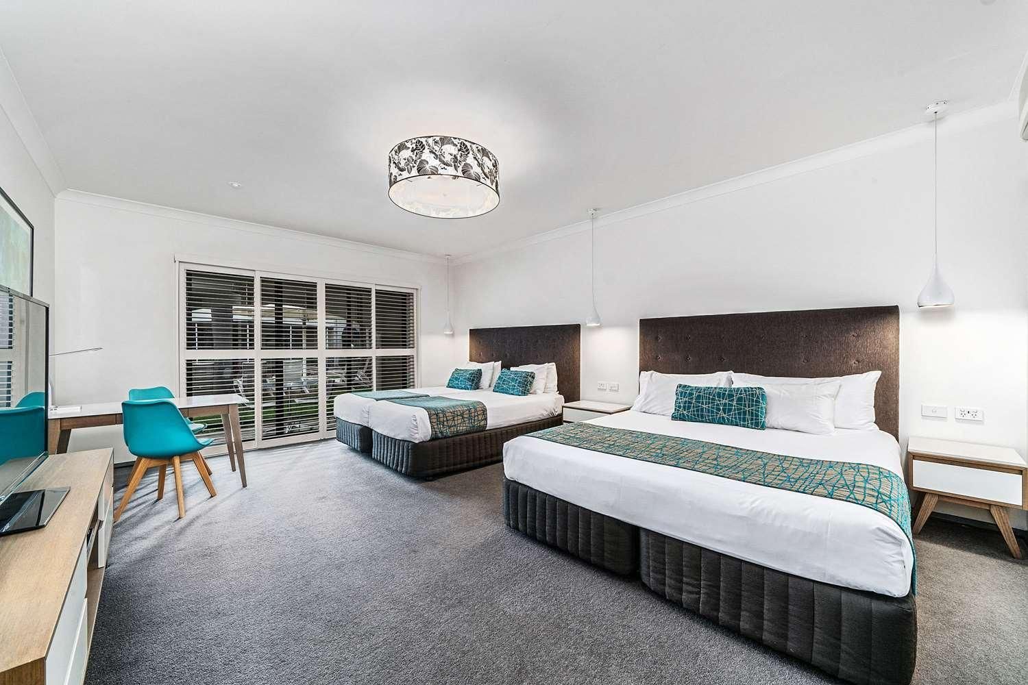 1 King Bed, 2 Single Beds, Nonsmoking, Upgrade