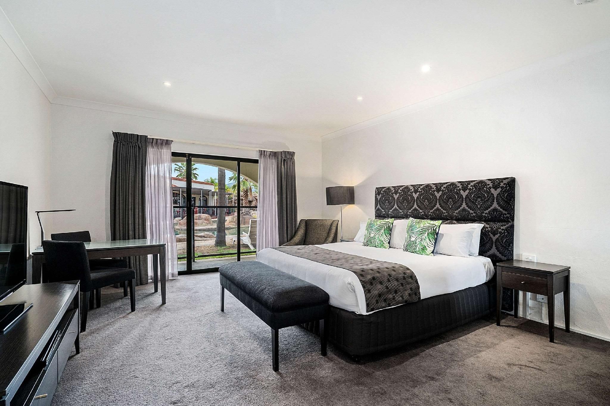 1 King Bed, Nonsmoking, Upgrade