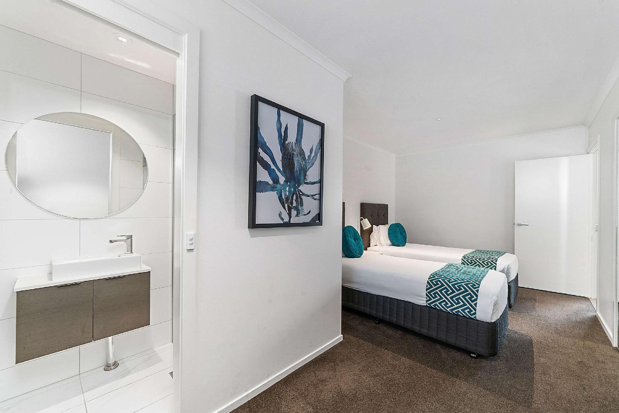 1 Queen Bed, 2 Single Beds, Suite, Nonsmoking
