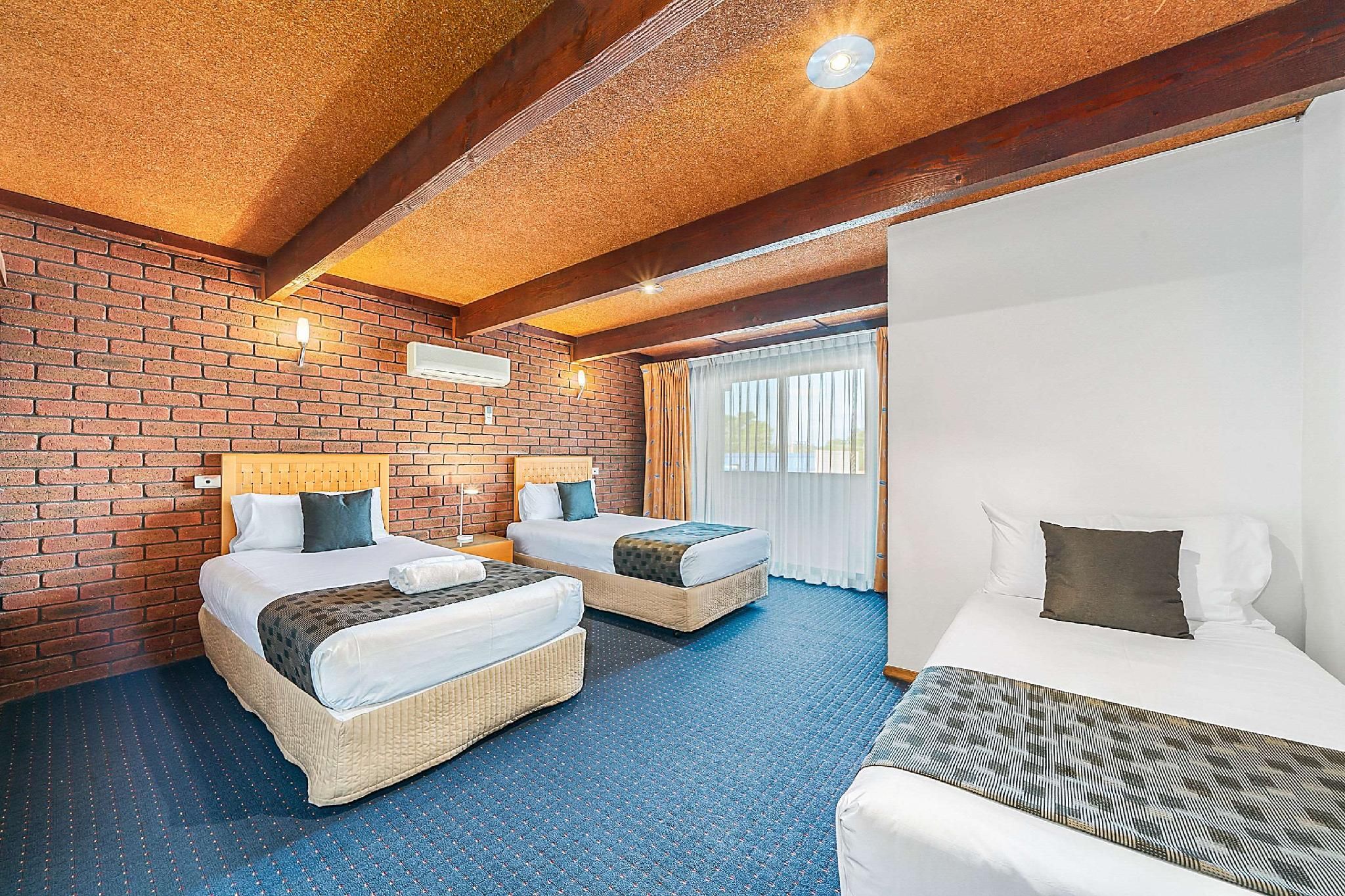 2 Queen Beds, 3 Single Beds, Suite, Nonsmoking