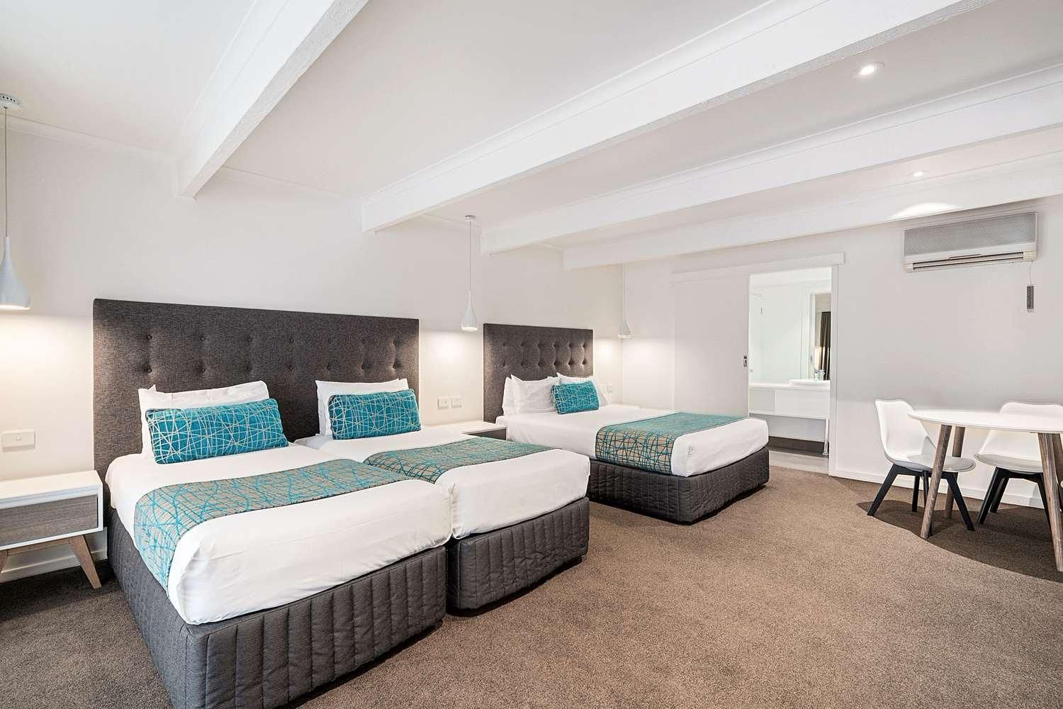 1 Queen Bed, 2 Single Beds, Nonsmoking