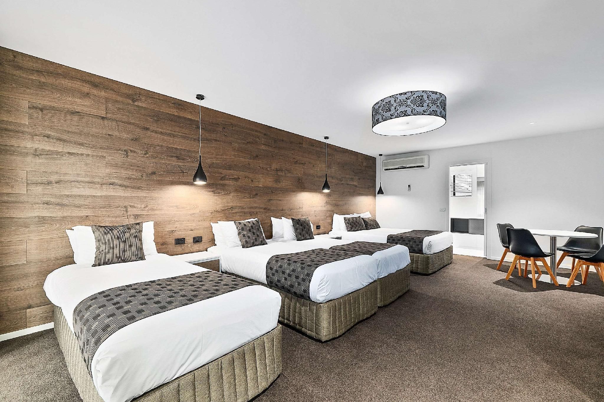 1 Queen Bed, 2 Single Beds, Nonsmoking
