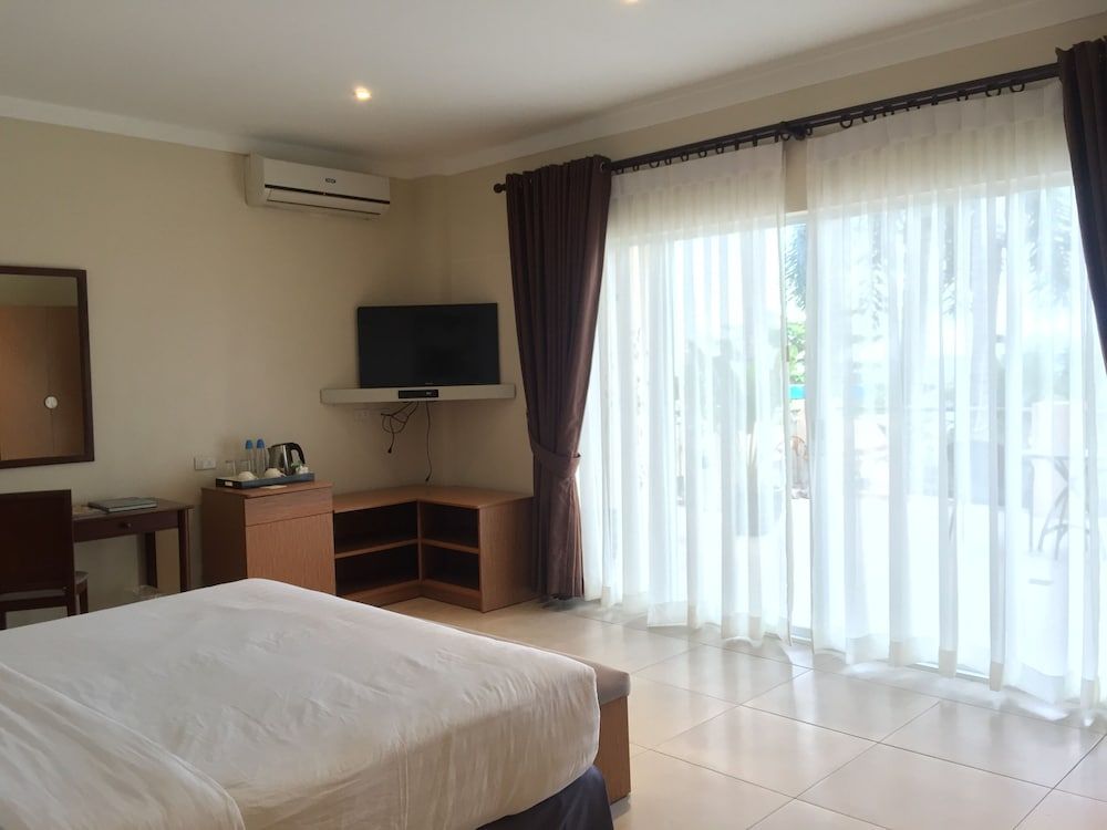 Chateau By The Sea Ocean Room with 1 King Bed 5