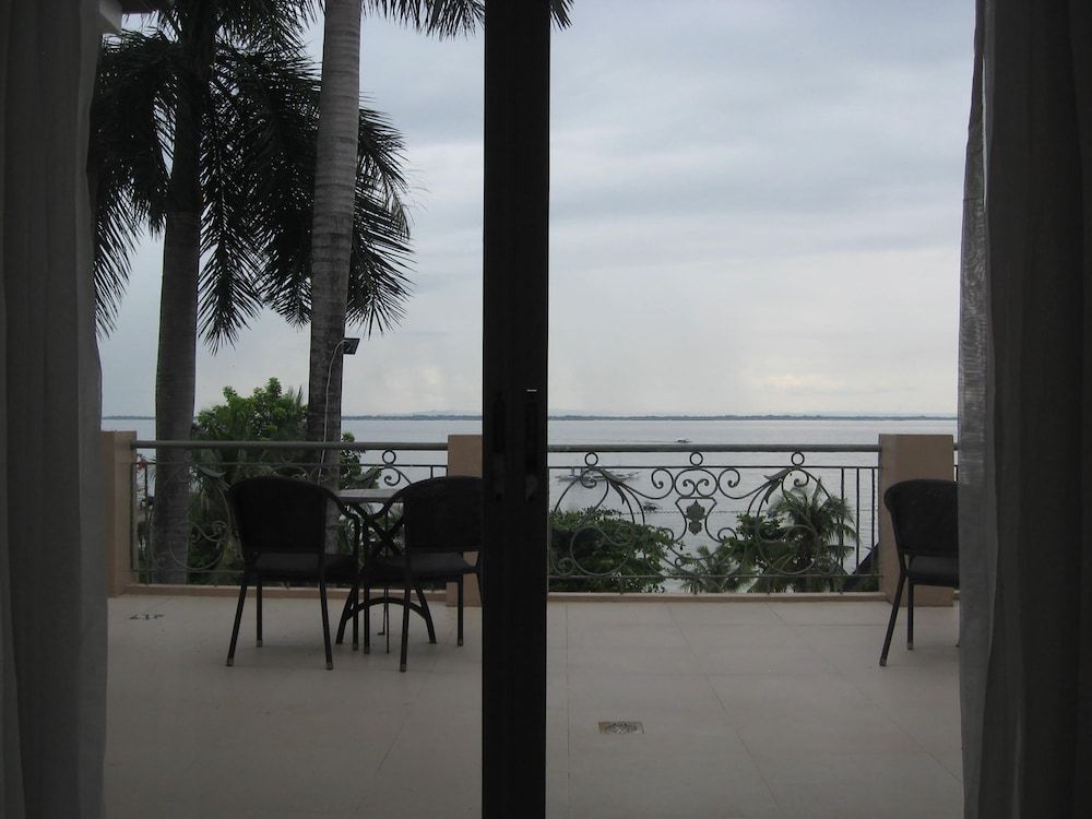 Chateau By The Sea Ocean Room with 1 King Bed 6