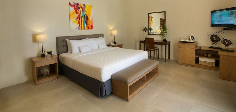 Chateau By The Sea Ocean Room with 1 King Bed 4