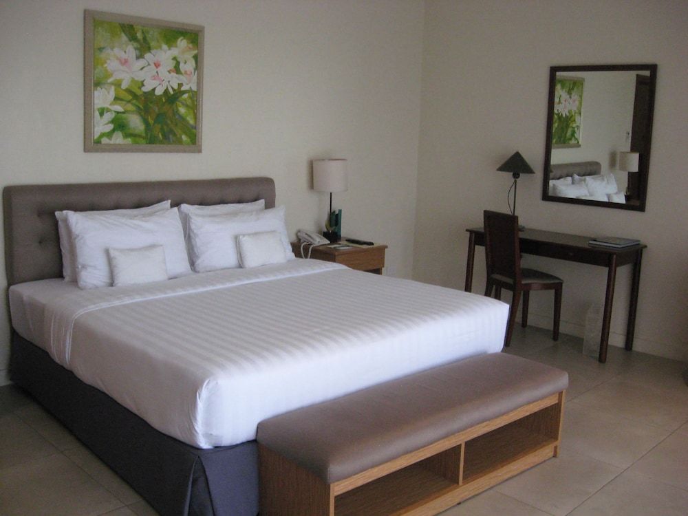 Chateau By The Sea Ocean Room with 1 King Bed 3