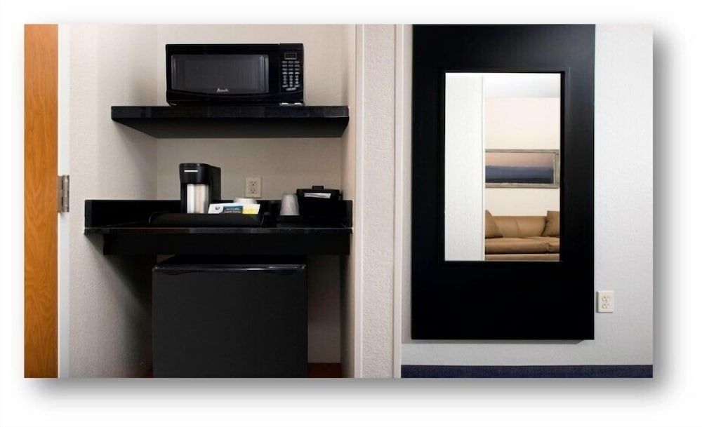 Fairfield Inn & Suites by Marriott Miami Airport South Room, 1 King Bed 13