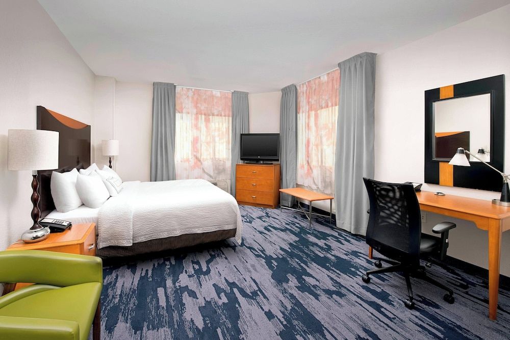 Fairfield Inn & Suites by Marriott Miami Airport South Room, 1 King Bed 2