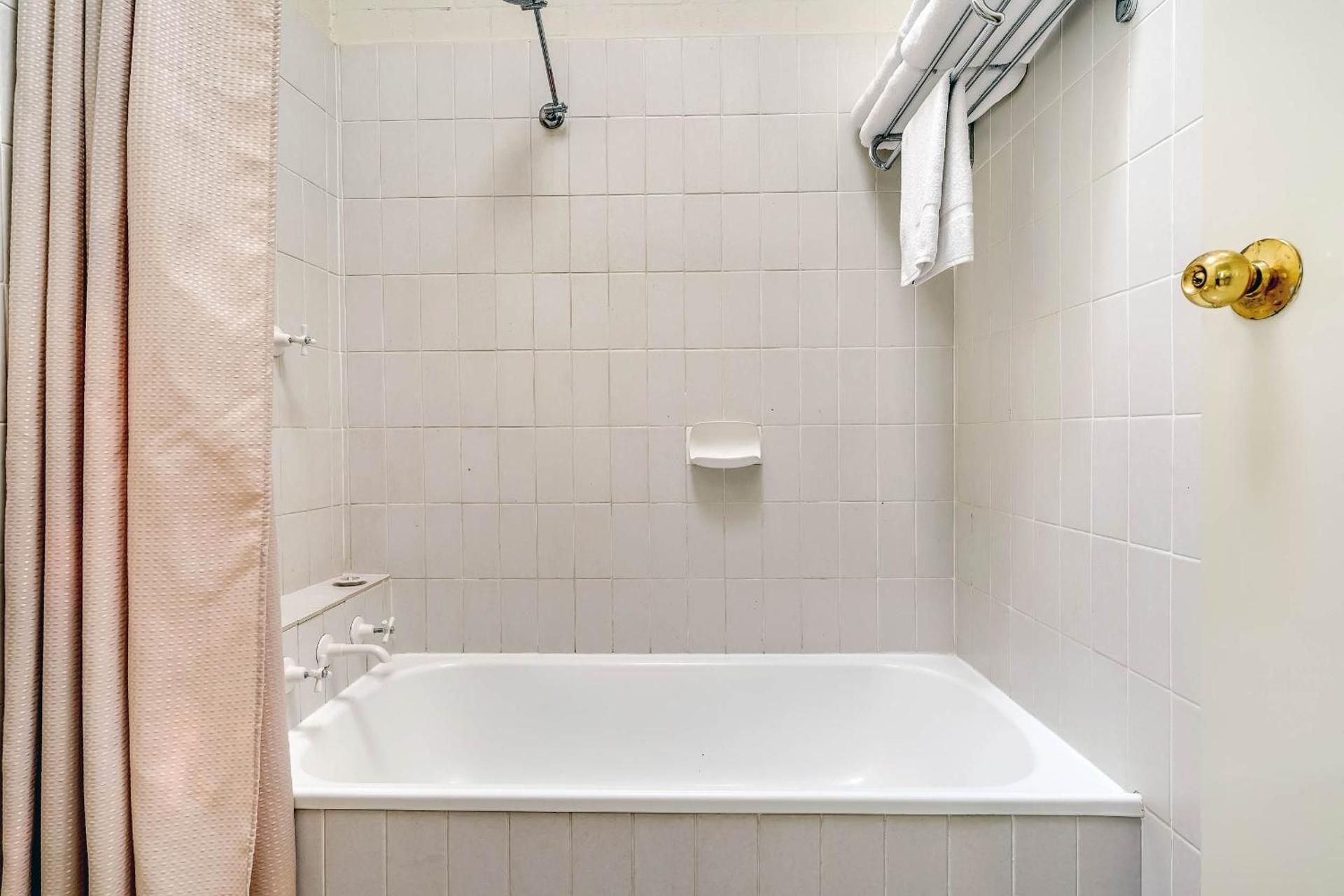 Budget Queen and Double Room