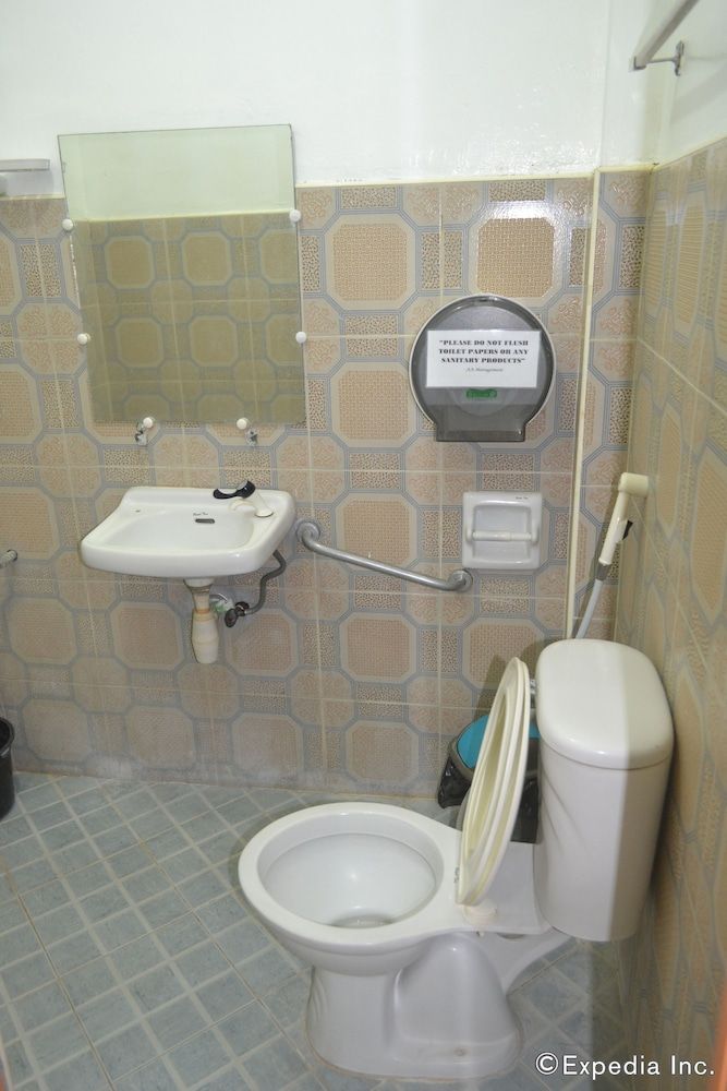 Antonio's Apartelle & Suites Family Room for 6 Pax 10