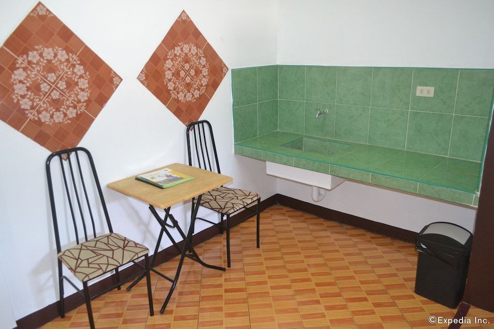 Antonio's Apartelle & Suites Family Room for 6 Pax 2