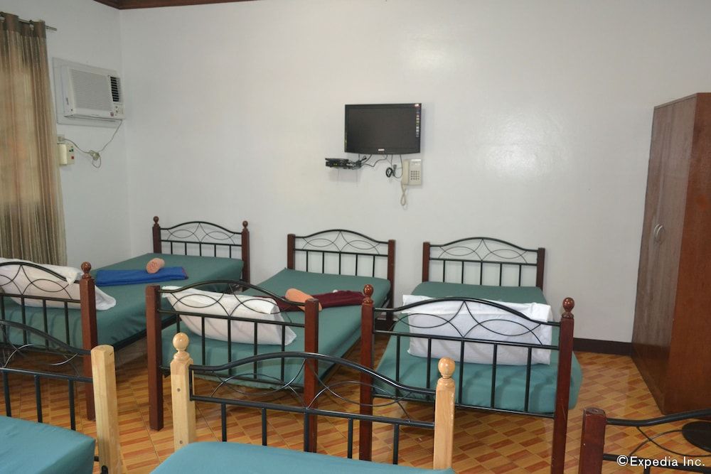 Antonio's Apartelle & Suites Family Room for 6 Pax 4