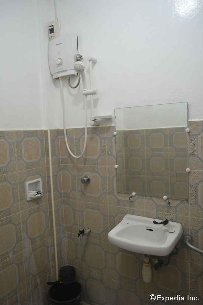 Antonio's Apartelle & Suites Family Room for 6 Pax 11