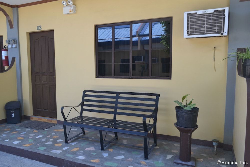 Antonio's Apartelle & Suites Family Room for 8 Pax 9