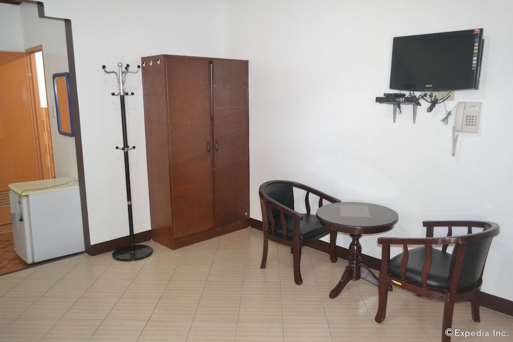 Antonio's Apartelle & Suites Family Room for 3 Pax 8