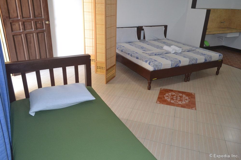 Antonio's Apartelle & Suites Family Room for 3 Pax 3