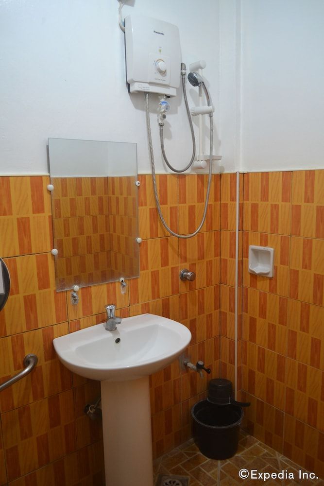 Antonio's Apartelle & Suites Family Room for 3 Pax 12