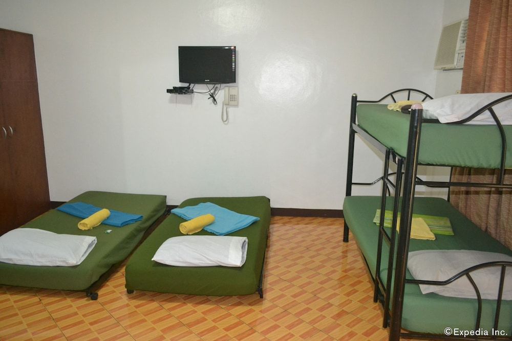 Antonio's Apartelle & Suites Family Room for 8 Pax 2