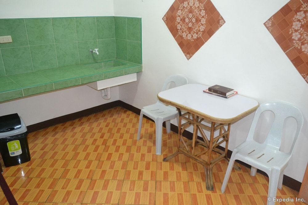 Antonio's Apartelle & Suites Family Room for 8 Pax 8