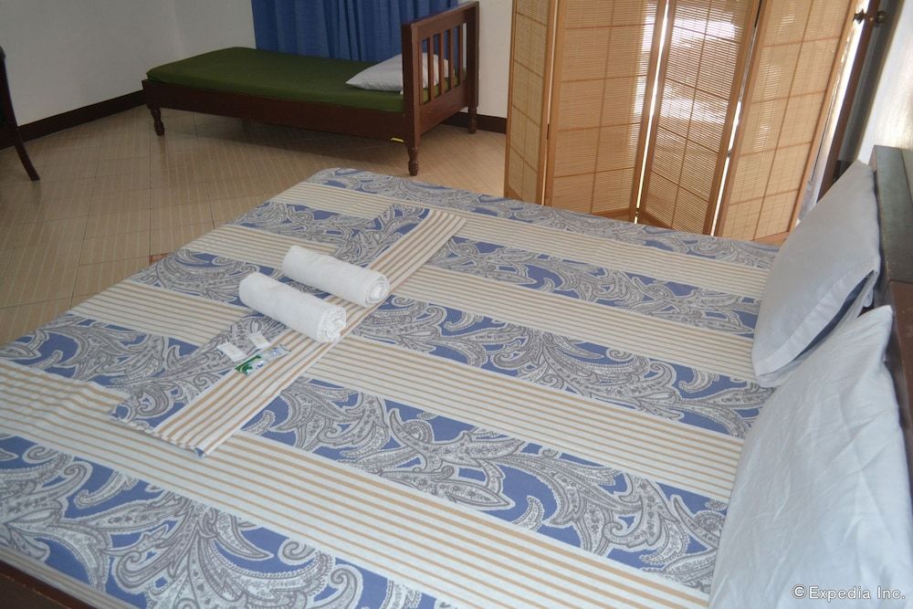 Antonio's Apartelle & Suites Family Room for 3 Pax 2