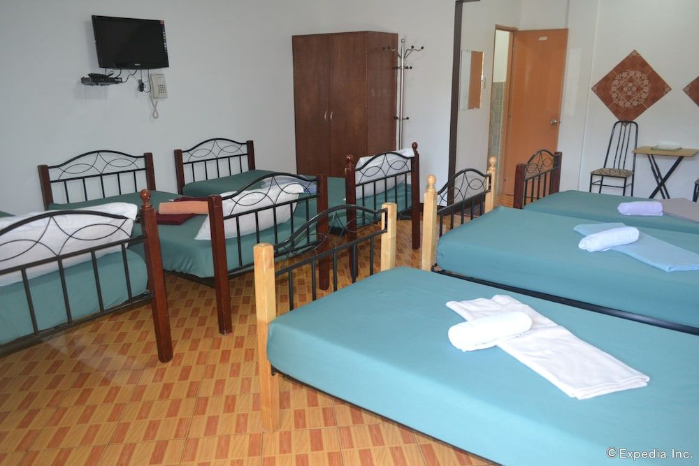 Antonio's Apartelle & Suites Family Room for 6 Pax 5