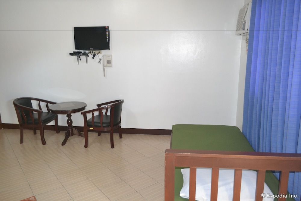 Antonio's Apartelle & Suites Family Room for 3 Pax 7