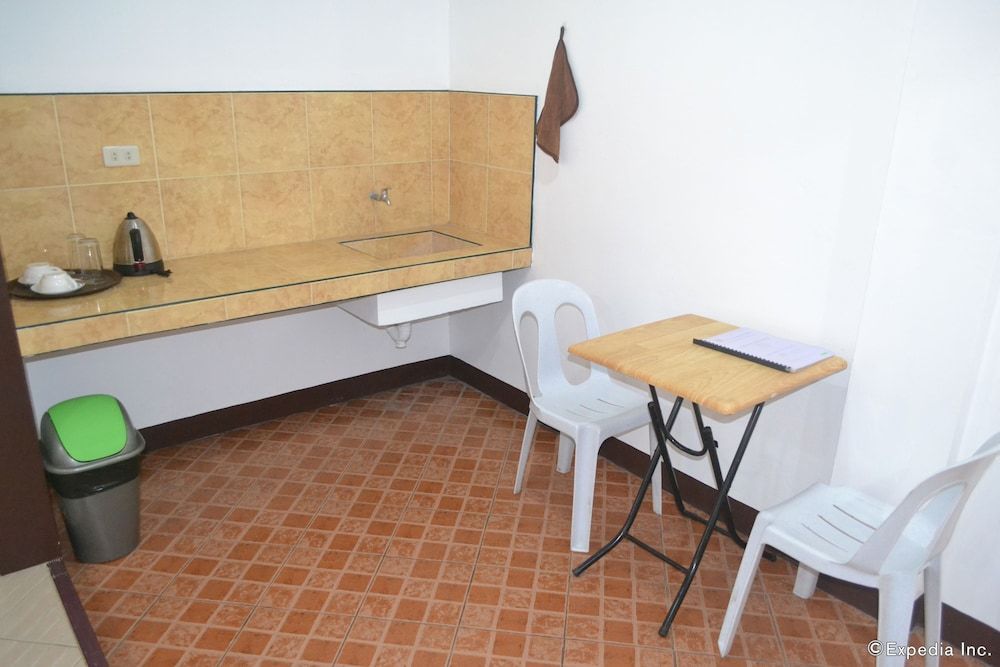 Antonio's Apartelle & Suites Family Room for 3 Pax 5