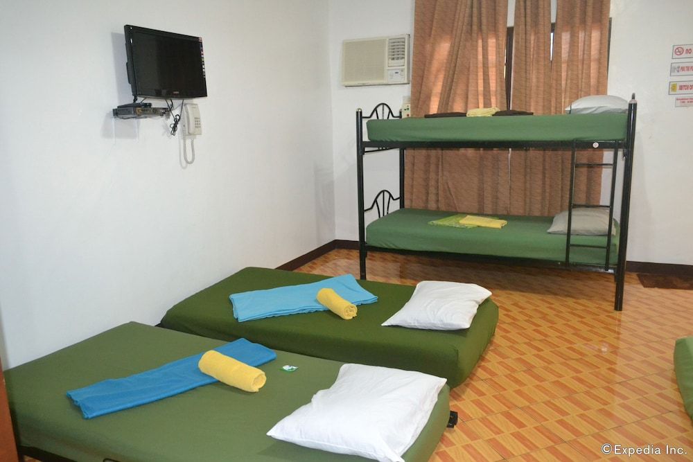 Antonio's Apartelle & Suites Family Room for 8 Pax 7