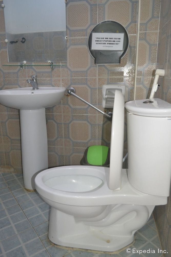 Antonio's Apartelle & Suites Family Room for 8 Pax 10