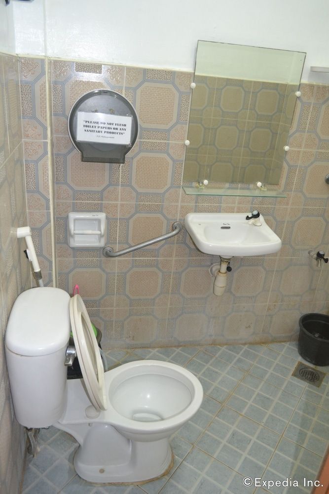 Antonio's Apartelle & Suites Family Room for 8 Pax 12