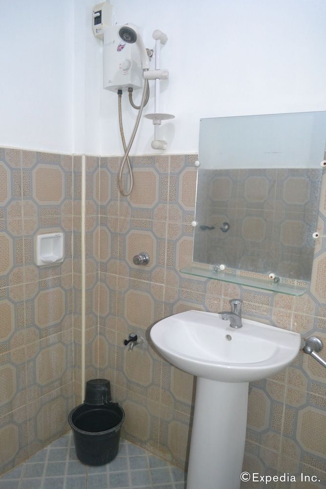 Antonio's Apartelle & Suites Family Room for 8 Pax 11