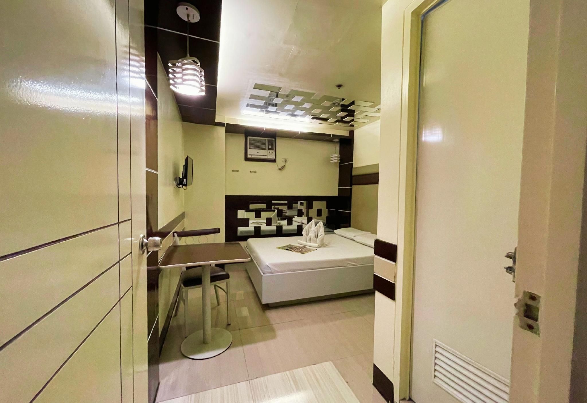 Hotel 99 Monumento Caloocan Deluxe Room 3