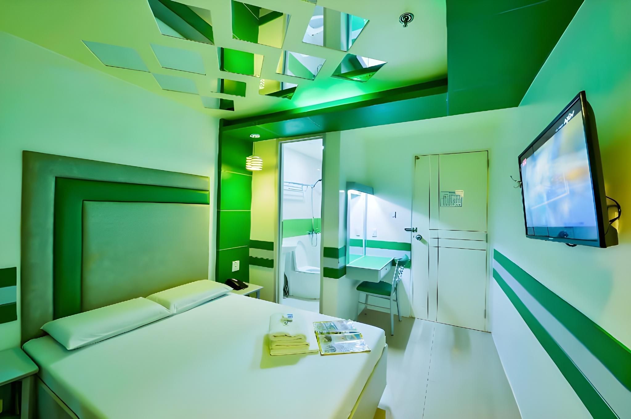 Hotel 99 Monumento Caloocan Deluxe Room