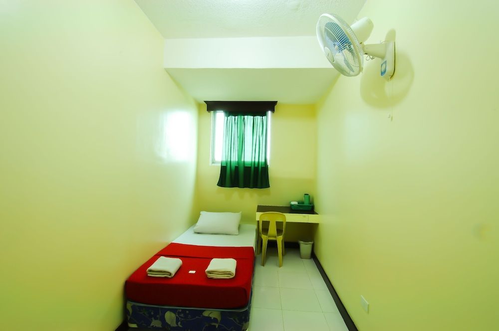 Fan Room with Single Bed, TV and Shared Bathroom