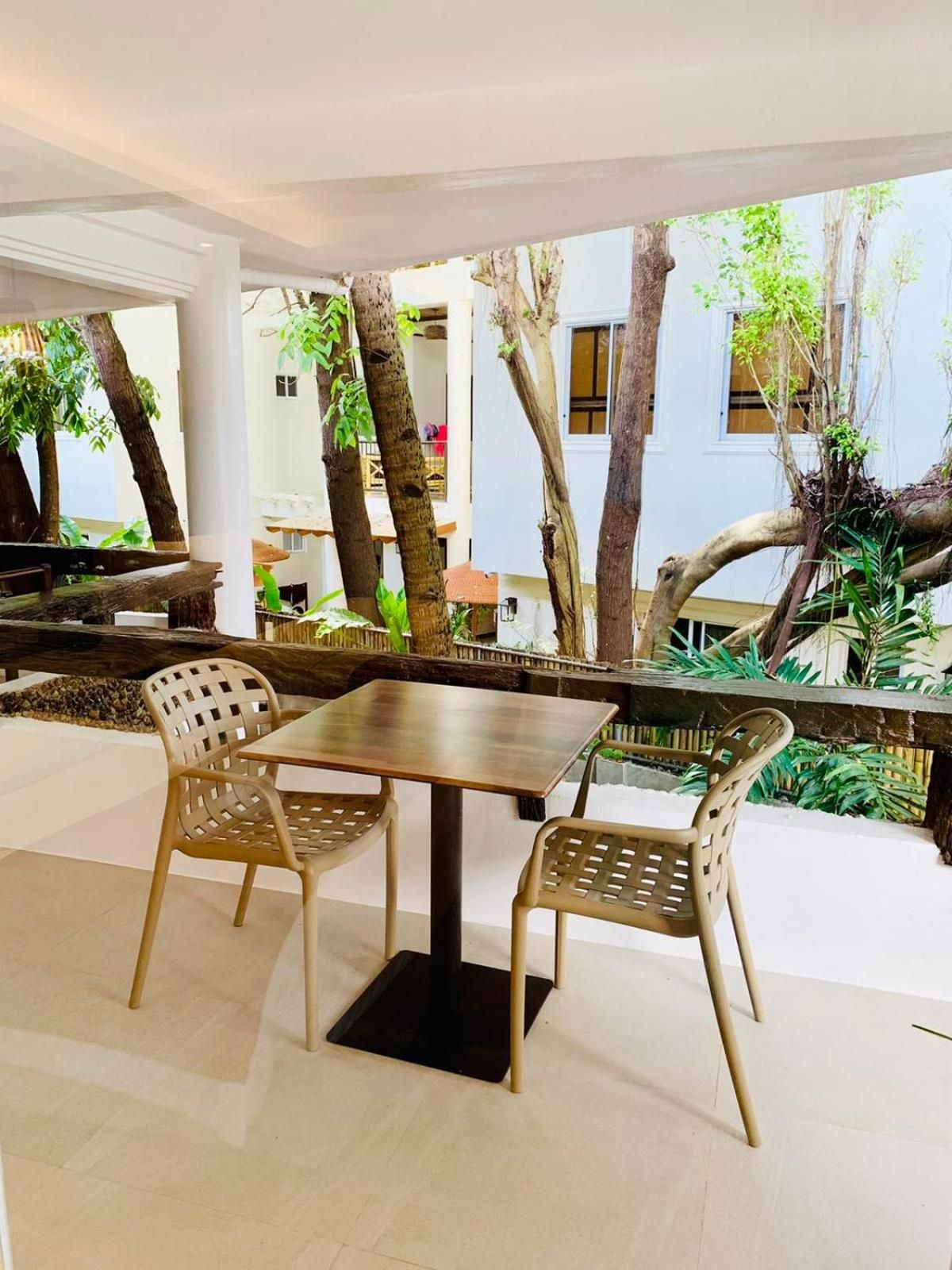 undefined White House Beach Resort 4