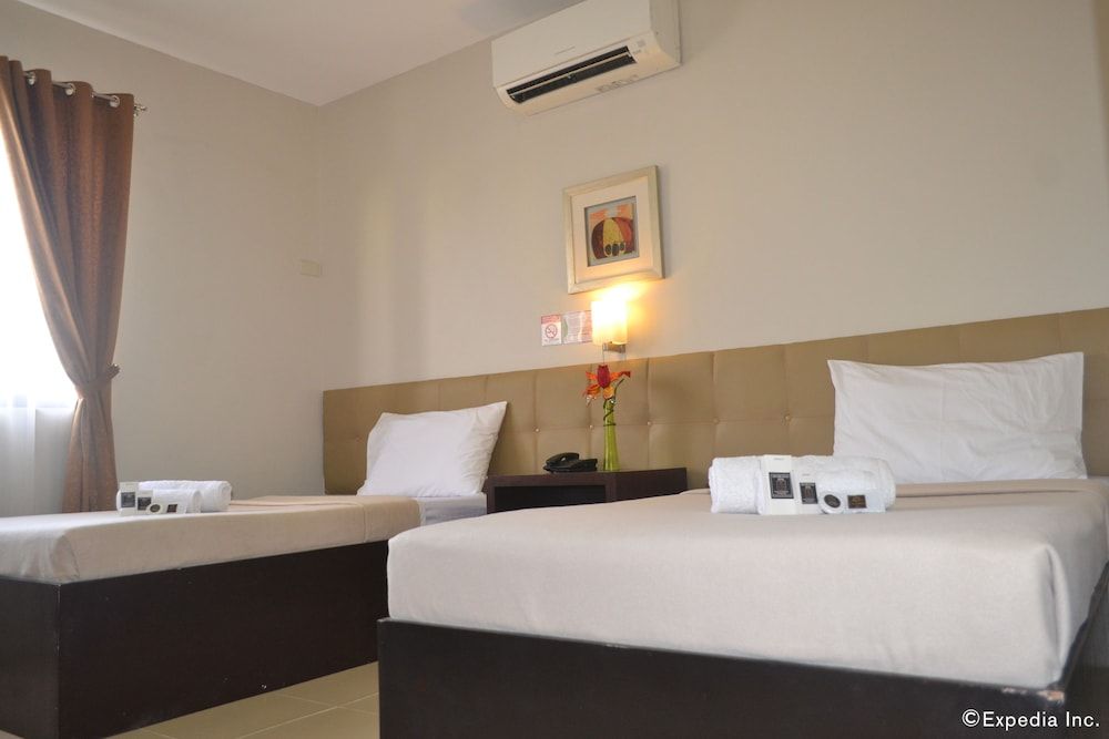 Columbus Plaza Hotel Premium Room 9