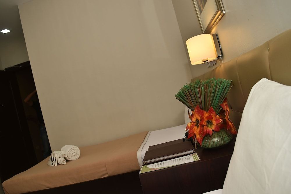 Columbus Plaza Hotel Standard Room 14