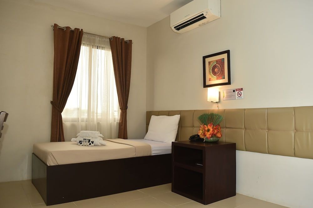 Columbus Plaza Hotel Basic Single Room, 1 Twin Bed 9