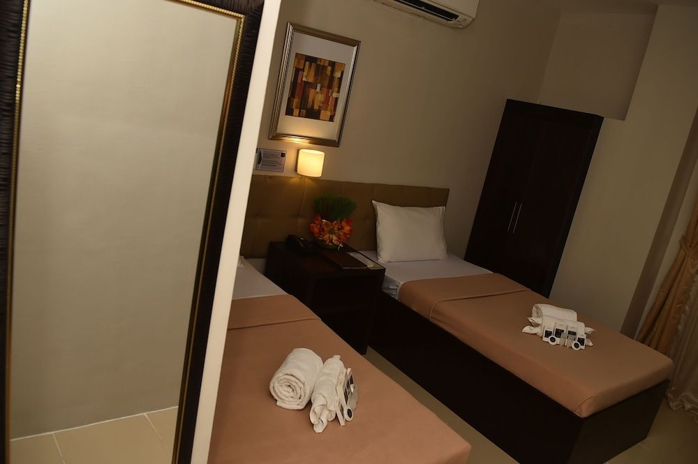 Columbus Plaza Hotel Standard Room 7