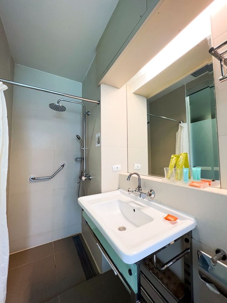 ABC Hotel Cebu Superior Room, 1 King Bed 16