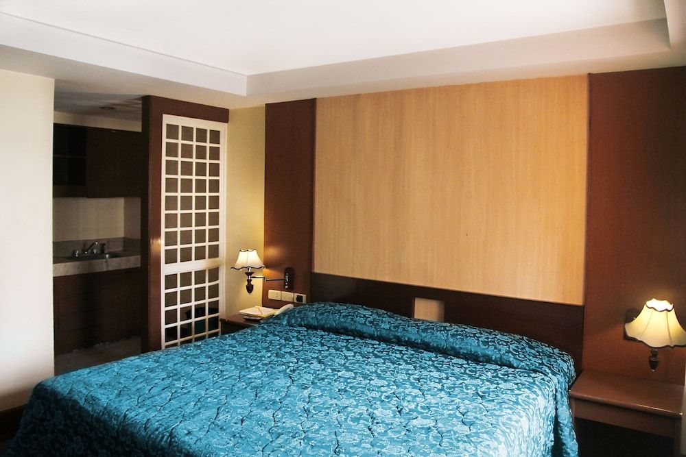 Cherry Blossoms Hotel Deluxe Room 8