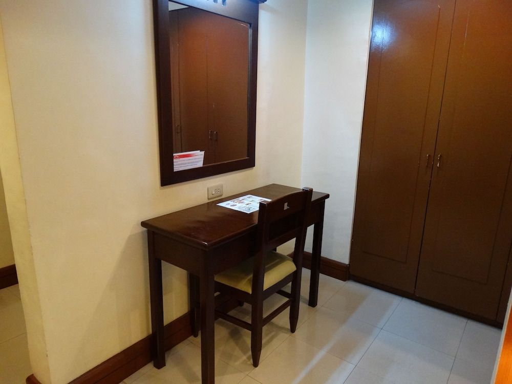 Cherry Blossoms Hotel Deluxe Room 4